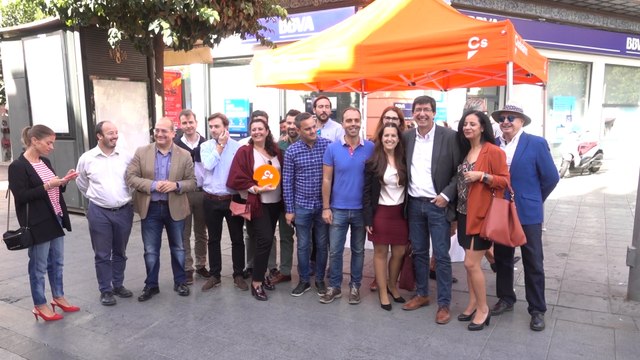 Juan Marín visita la carpa informativa de Ciudadanos en Sevilla
