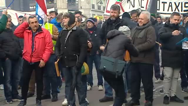 Los taxistas madrileños acampan en la Puerta del Sol frente a la Presidencia de la Comunidad de Madrid