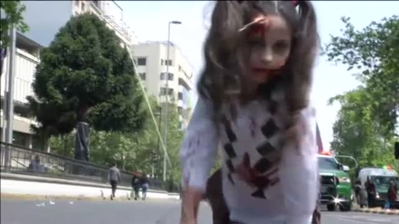 Cientos de 'zombies' toman las calles de Santiago de Chile
