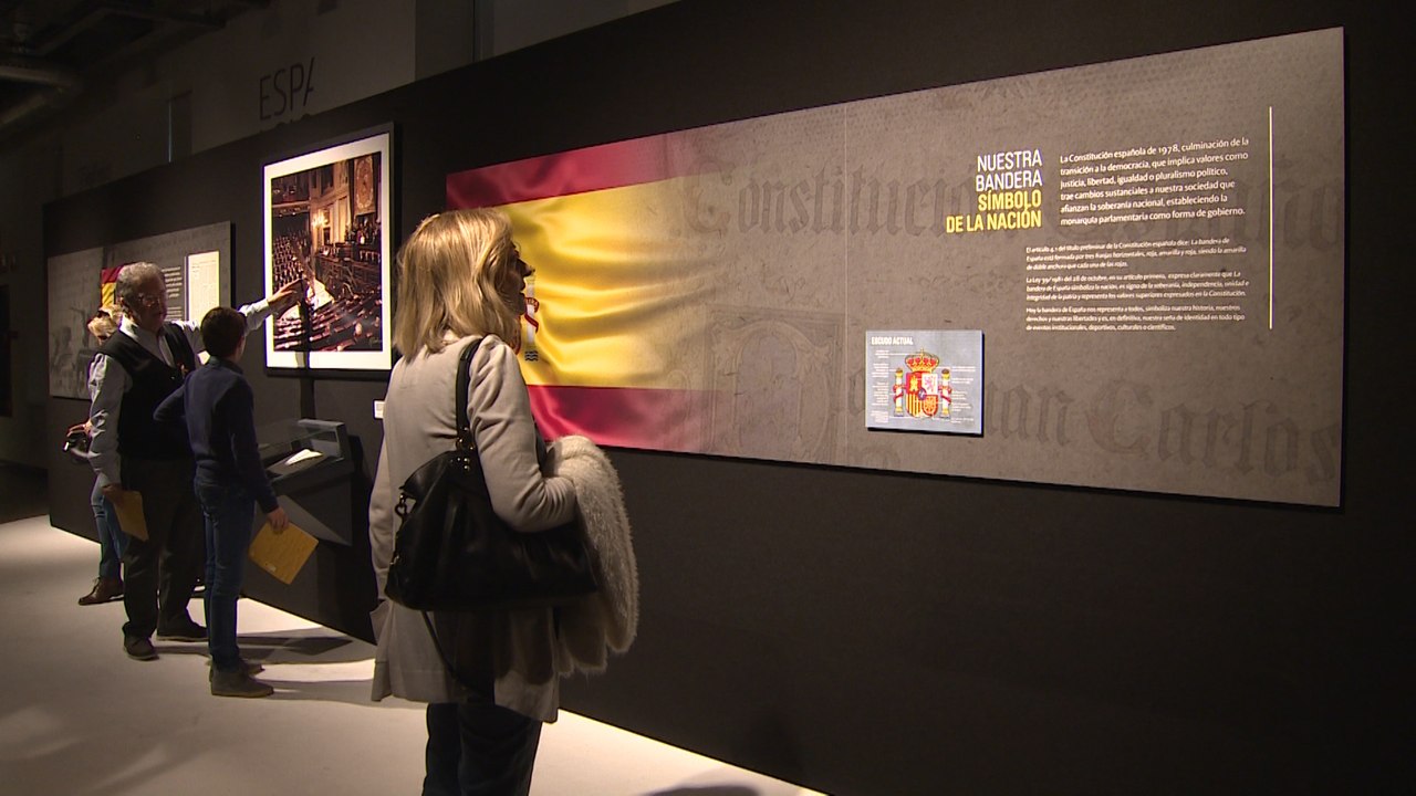 Margarita Robles inaugura la exposición '175 años de nuestra bandera'
