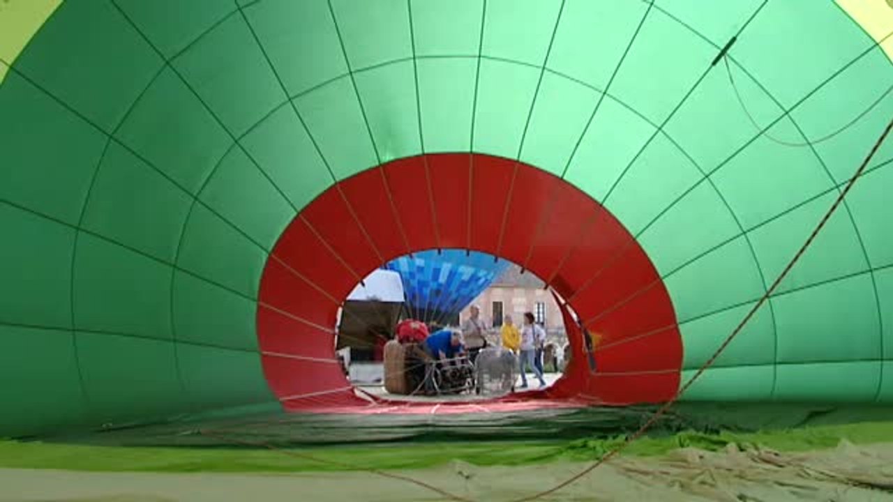 Decenas de globos aerostáticos surcan el cielo de Aranjuez