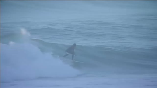 Julian Wilson vuela sobre las olas en la localidad francesa de Soorts-Hossegor