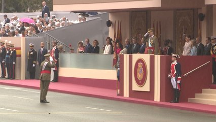 Sánchez es abucheado tras el desfile del 12 de octubre