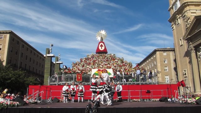 Zaragoza acoge una nueva ofrenda a la Virgen del Pilar