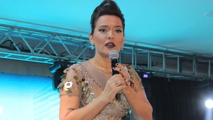 Demet Akalın, süper minisiyle kameralara yakalandı