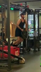 L'idiot du village tente de faire de la musculation