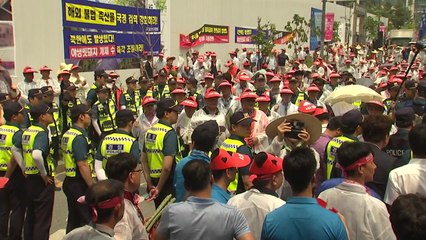 잔반 돼지 급식 허용 놓고 양돈농가들 충돌 / YTN