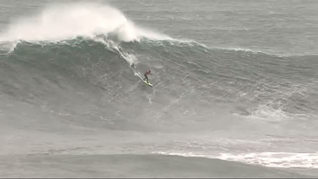 Olas gigantes azotan Galicia y la cornisa cantábrica