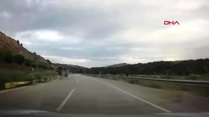 ANKARA-Kamyonetin devrilme anı araç kamerasında