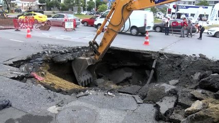 İSTANBUL-KAĞITHANE'DE YOLDA ÇÖKME