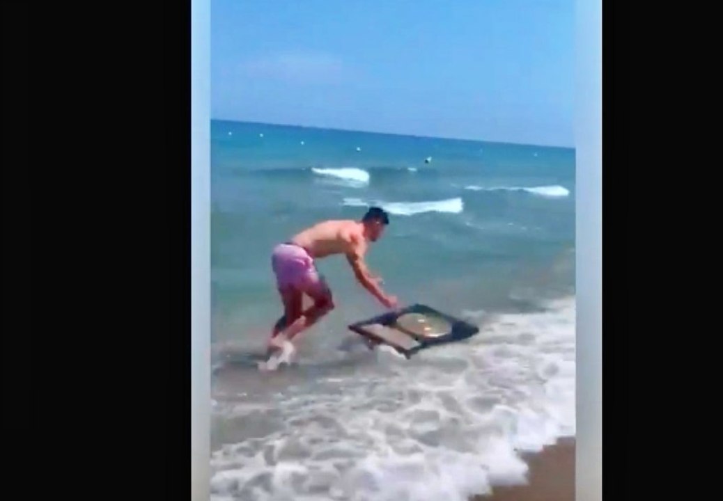 Ntamack s'amuse à surfer avec le Bouclier de Brennus