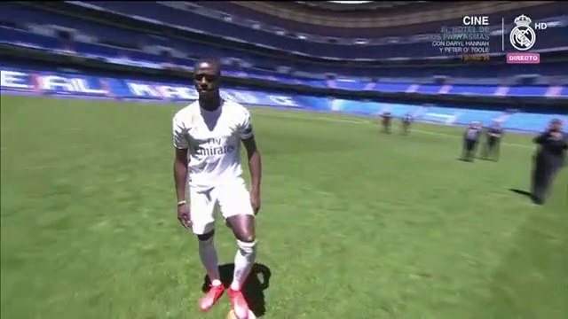 Ferland Mendy posa con la camiseta del Real Madrid en el césped del Santiago Bernabéu