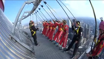 Reciben la nacionalidad canadiense colgados en el borde de un rascacielos