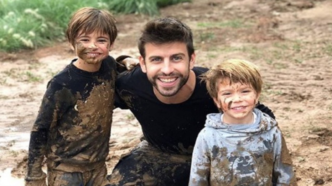 La 'pelea' en el barro de Piqué y sus hijos