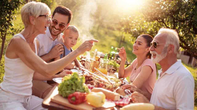 Mit diesen 8 Tipps ernährst du dich diesen Sommer gesund