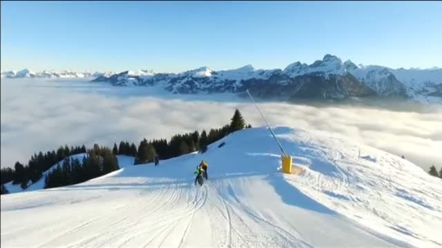 El festival ciclista que desafía el frío en los Alpes suizos