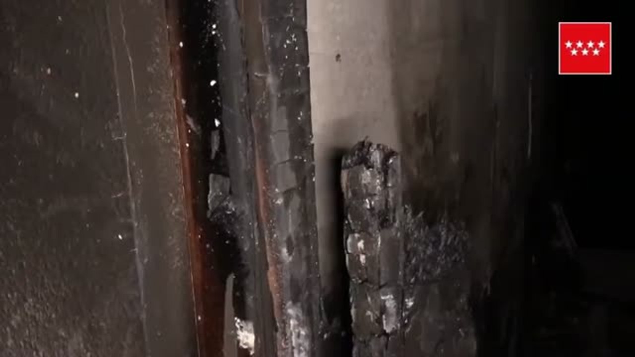 Aparatoso incendio en una vivienda de Navalcarnero (Madrid) que ha quedado completamente destruida