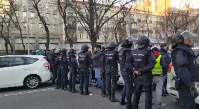Taxistas cortan el Paseo de la Castellana de Madrid