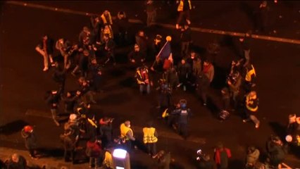 Video herunterladen: Nueva jornada de protestas de los 'chalecos amarillos' en las calles de París