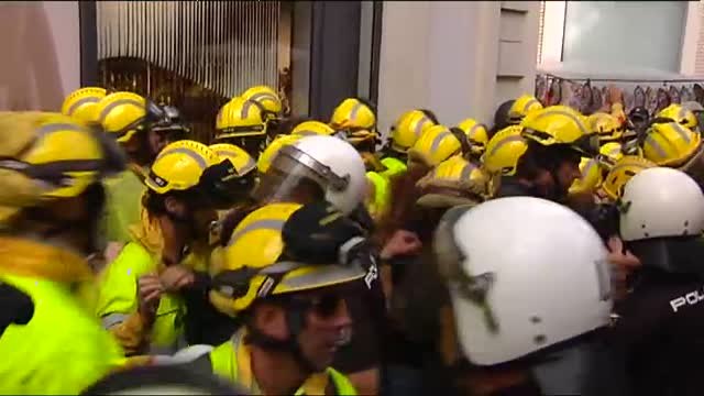 Bomberos forestales protestan en Valencia en medio de las celebraciones