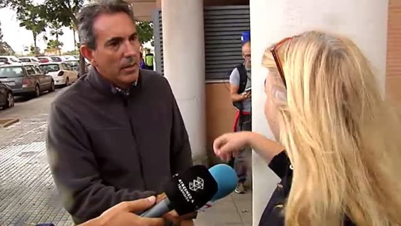 Un hombre lanza a una niña desde la ventana de un sexto piso