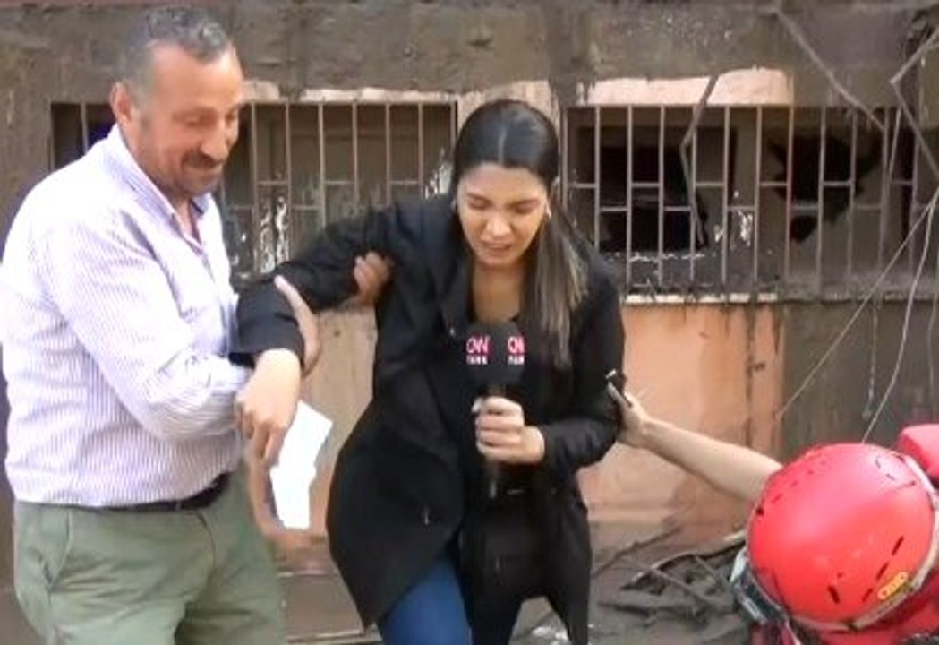 Is Kazasi Geciren Cnn Turk Muhabirinin Zor Anlari Canli Yayina