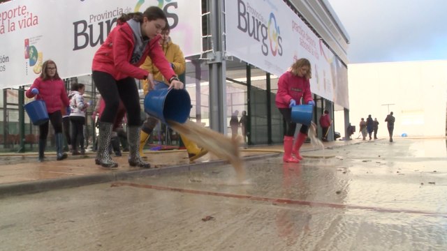 Vecinos de Villarcayo limpian el pueblo tras las inundaciones