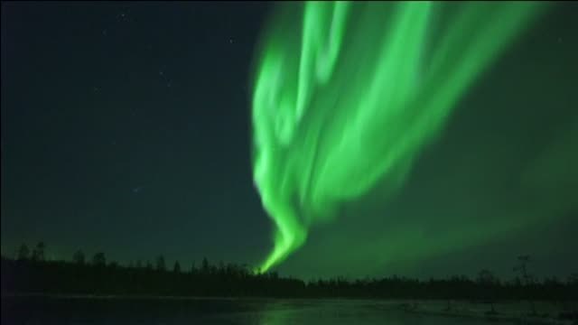 Las auroras boreales iluminan el cielo de la Laponia finlandesa