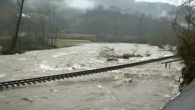 Klaus deja una vía de tren colgando en Cabañaquinta (Asturias)