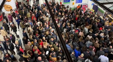 Fuertes aglomeraciones en la línea 8 de Metro que lleva a Ifema
