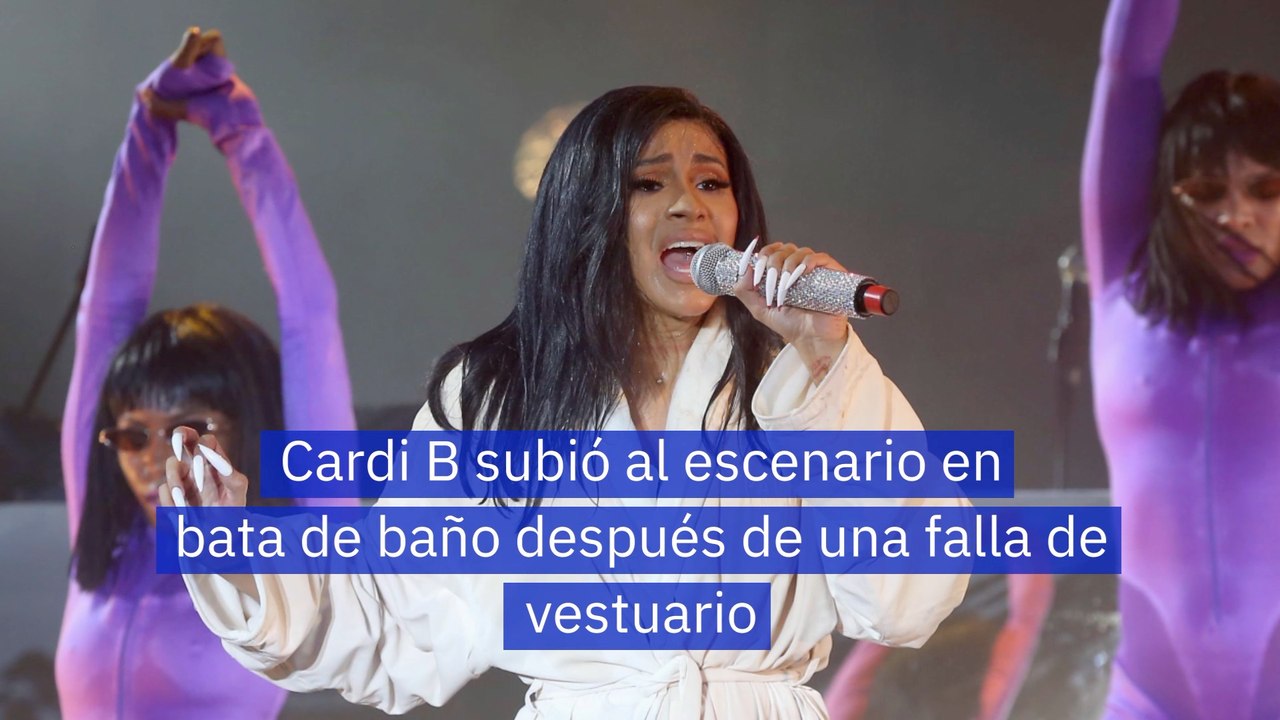 Cardi B subió al escenario en bata de baño después de una falla de vestuario