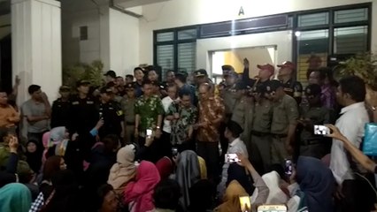 Ricuh PPDB Kota Surabaya, Wali Murid Adu Dorong di Kantor Dindik