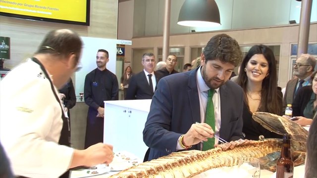 López Miras visita el pabellón de Murcia en Fitur