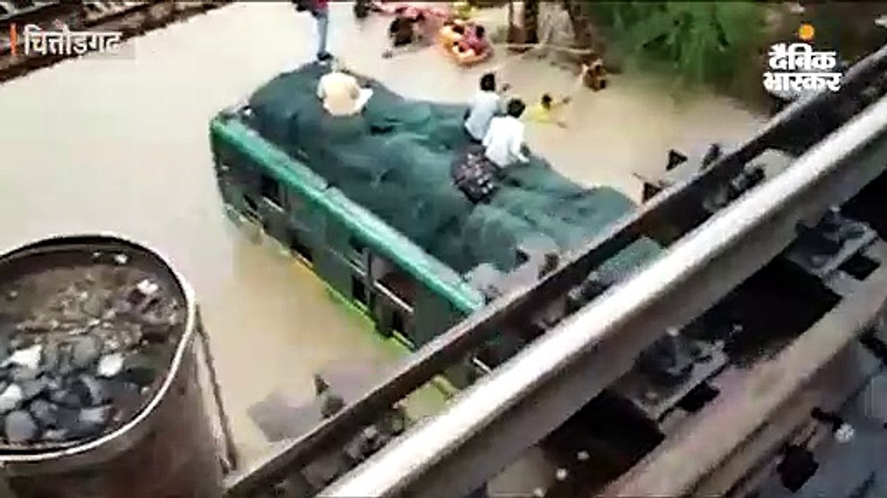 तेज बारिश के बीच नाले में फंसी बस, 35 यात्रियों को रेस्क्यू किया गया