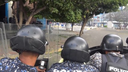 Télécharger la video: Enfrentamientos y protestas en Venezuela