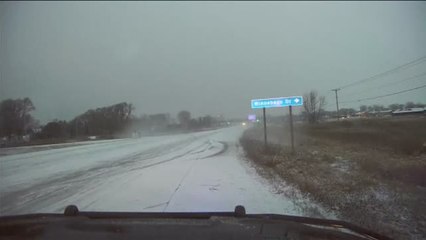 Un policía a punto de ser embestido por un coche a causa del hielo en Wisconsin