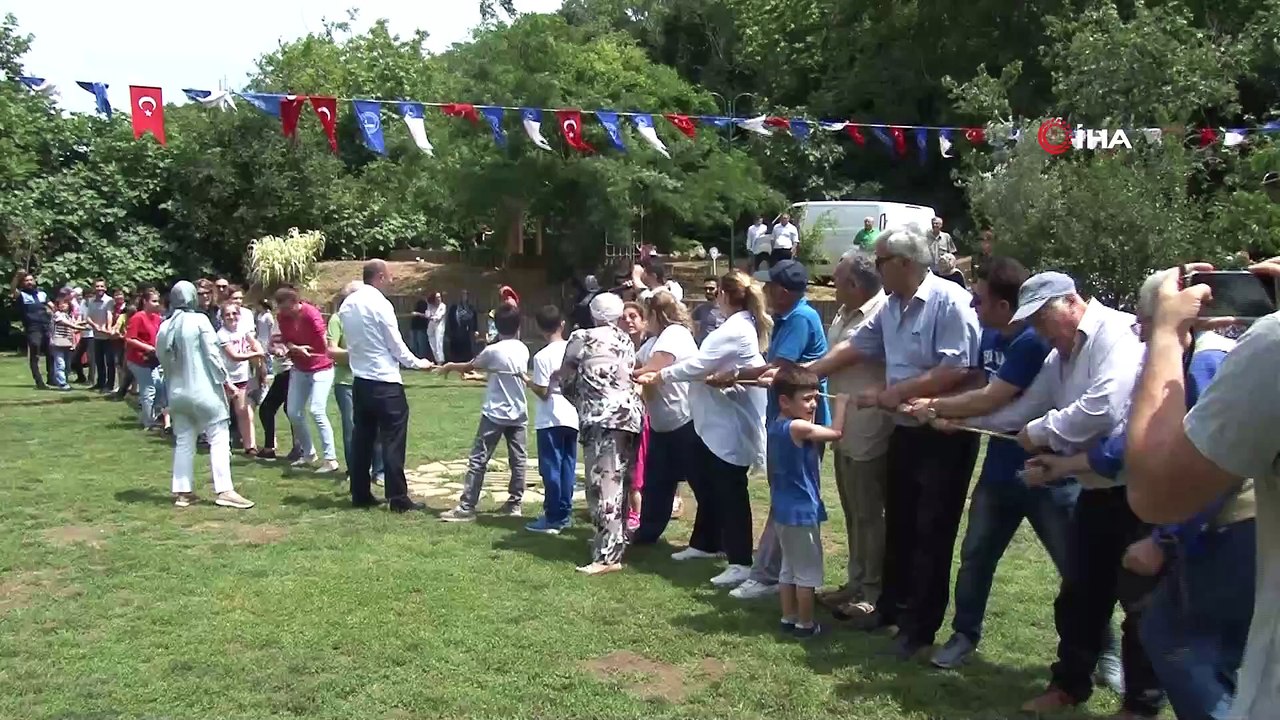 İstanbul'da nineler ve dedeler ile torunları bostandan sebzeleri toplayıp menemen yaptılar