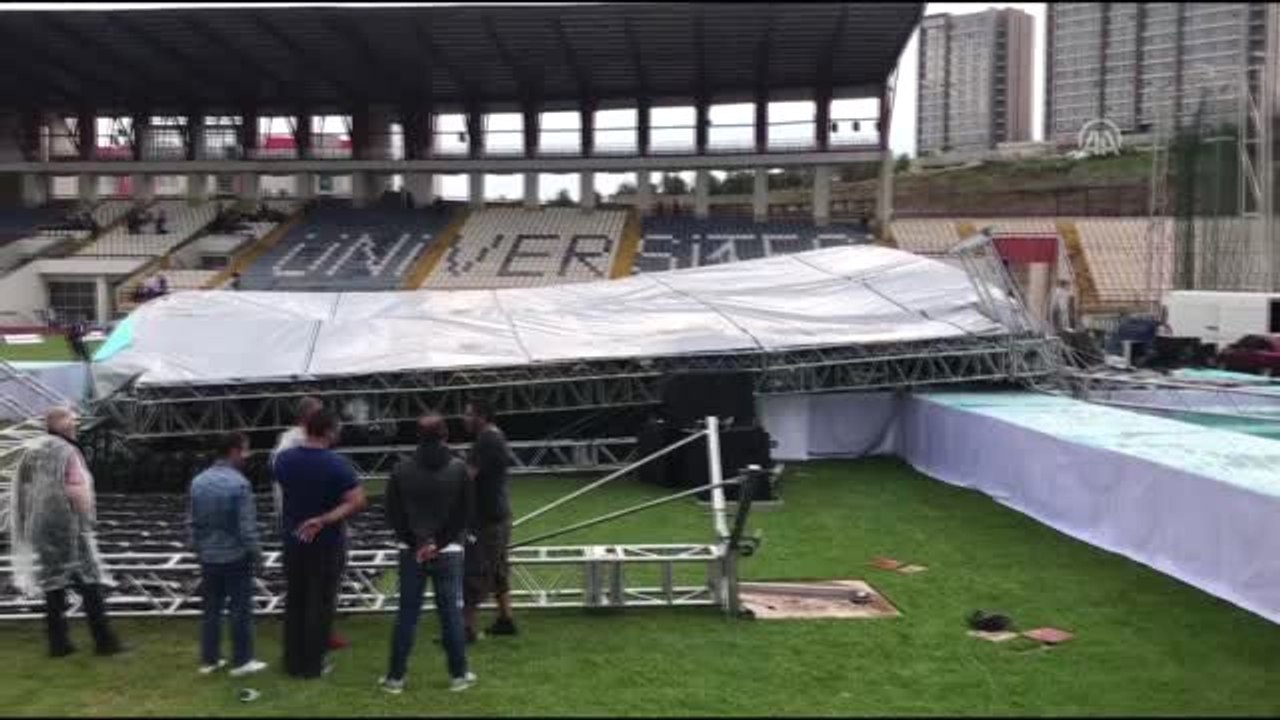 Karabük Üniversitesi'nde sağanak ve fırtınadan mezuniyet töreni için kurulan sahne çöktü