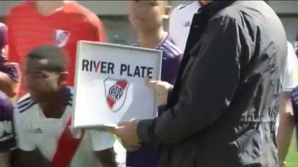 Los niños rescatados de la cueva de Tailandia cumplen su sueño de jugar con River Plate