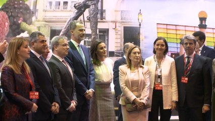 Los Reyes brindan su apoyo en Fitur al turismo español