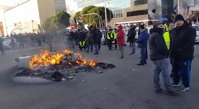 Taxistas provocan una hoguera en la entrada a IFEMA