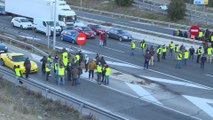 Taxistas de Madrid bloquean los accesos a Fitur