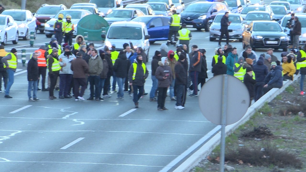 Taxistas cortan M-40 y provocan importantes retenciones