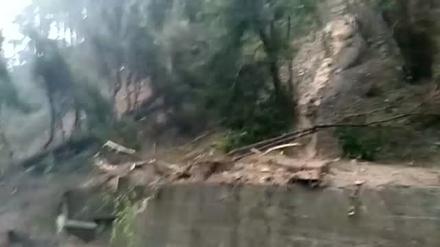 Espectacular corrimiento de tierras en la línea férrea entre Corrales de Buelna y Las Fraguas