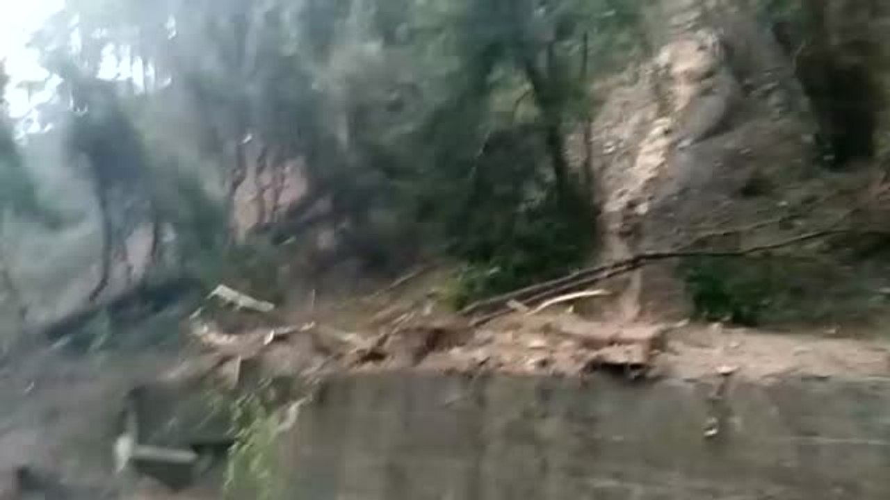 Espectacular corrimiento de tierras en la línea férrea entre Corrales de Buelna y Las Fraguas