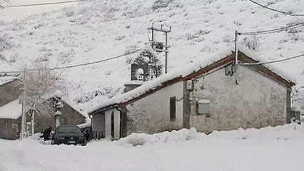 Download Video: La primera gran nevada del invierno complica la vida de conductores y vecinos