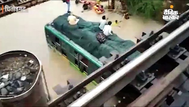 बारिश के बीच नाले में फंसी यात्रियों से भरी बस