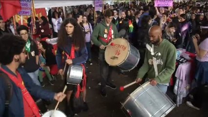 Download Video: Protestas en Brasil contra el candidato Jair Bolsonaro el día antes de las elecciones nacionales