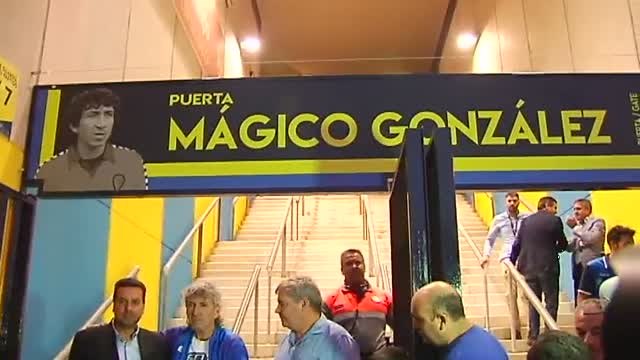Mágico González inaugura la puerta que lleva su nombre en el Carranza