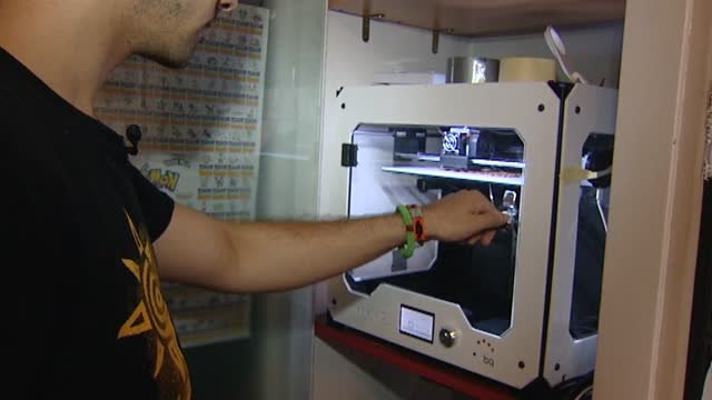 El joven ingeniero madrileño que fabrica prótesis para mutilados de todo el mundo